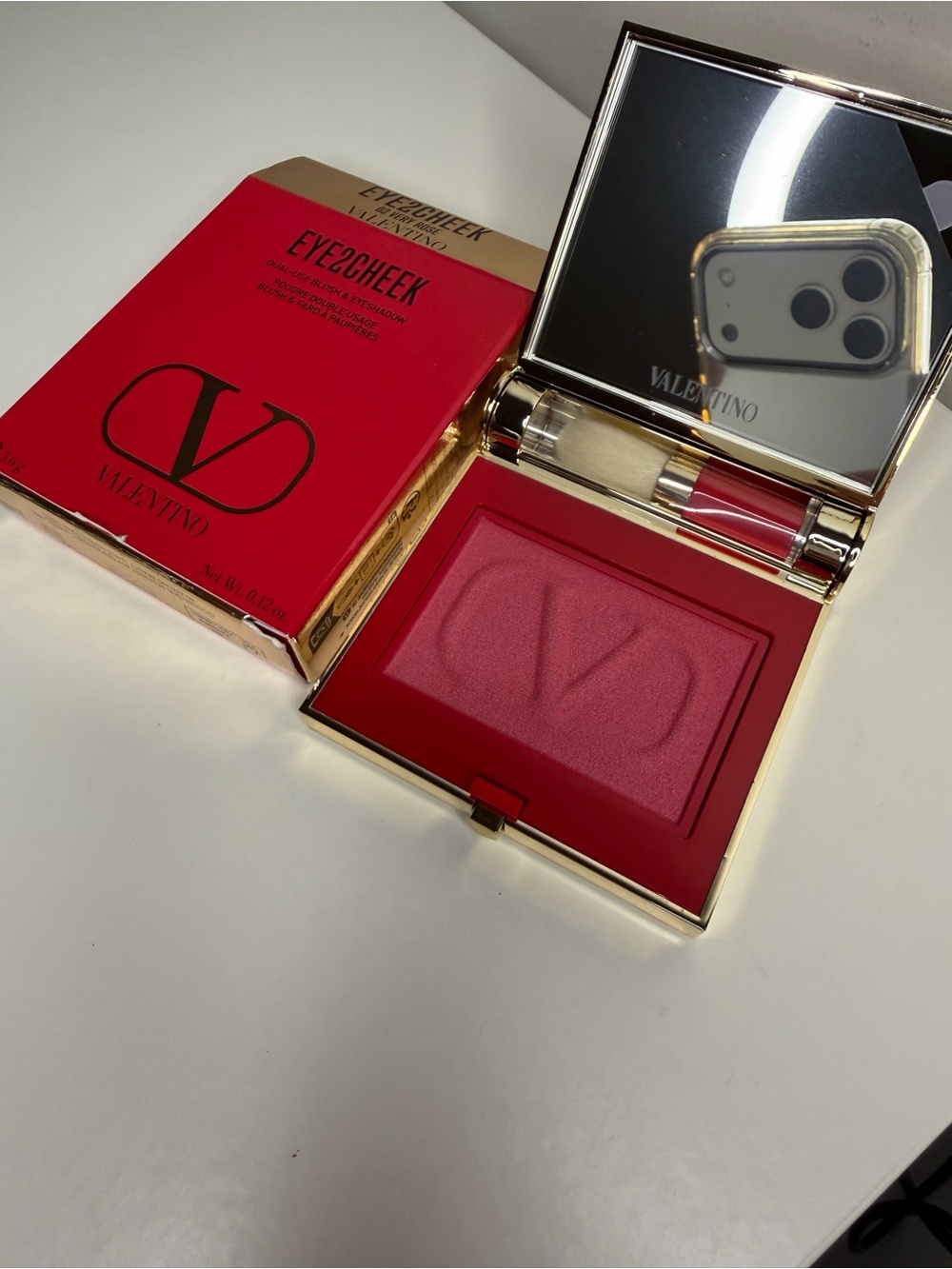Valentino Eye2Cheek Dual-Use Blush & Eyeshadow — Very Rose 02 - Picture 3 of 5